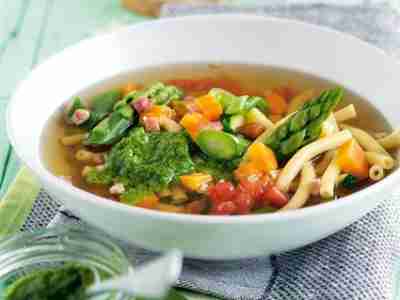 Minestrone mit jungem Gemüse