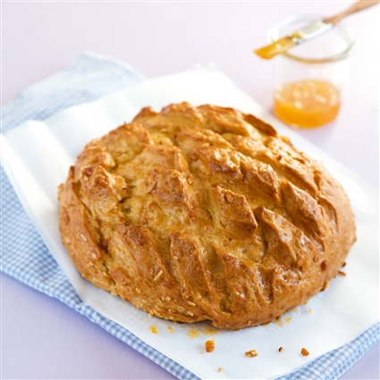 Osterbrot mit Aprikosenglasur