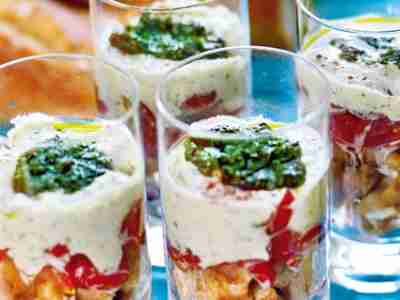 Schicht-Panzanella mit Basilikumcreme