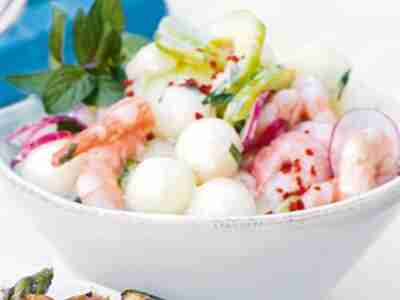 Gurken-Melonen-Salat mit Garnelen