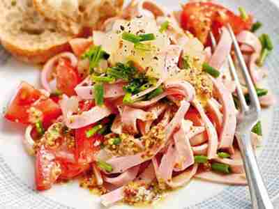 Wurstsalat mit Senfdressing