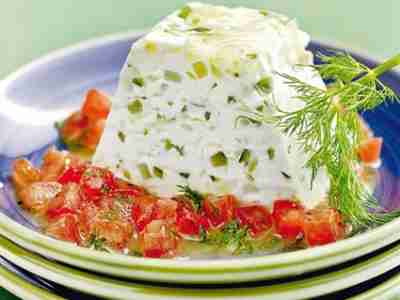 Tsatsiki-Terrine mit Tomatensalat