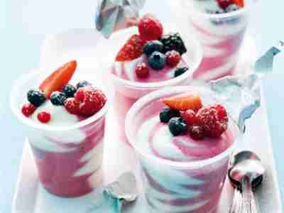 Joghurt-Mousse mit Buntem Beeren-Mix