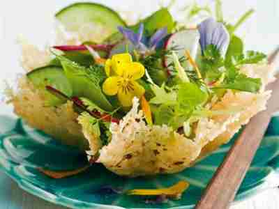 Frischer Salat im Parmesankörbchen