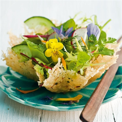 Frischer Salat im Parmesankörbchen
