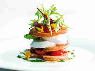 Caprese-Türmchen mit Crostini-Chips