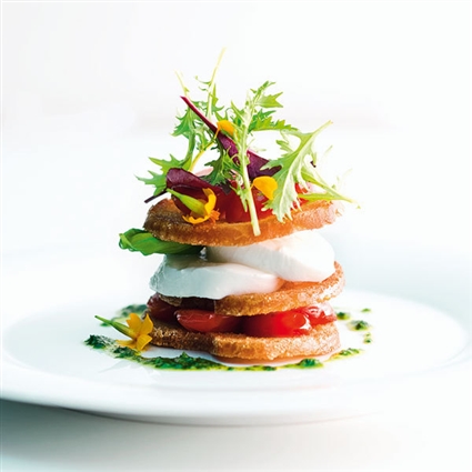 Caprese-Türmchen mit Crostini-Chips