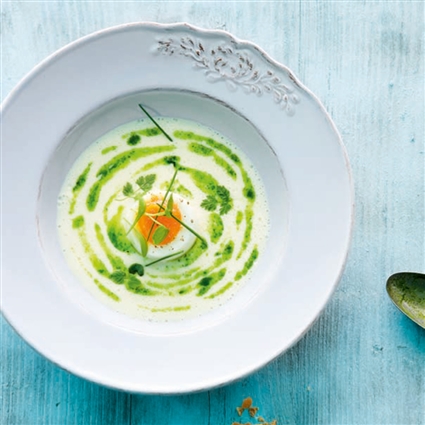 Kräutersuppe mit wachsweich gekochtem Ei