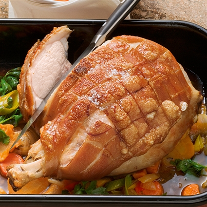 Jungschweinekeule mit Weißkraut-Fenchel-Salat