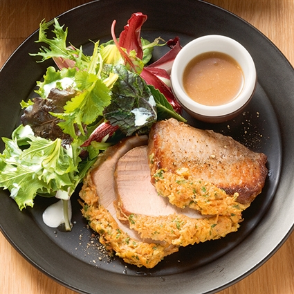 Schweinelende mit Macadamia-Möhren-Kruste