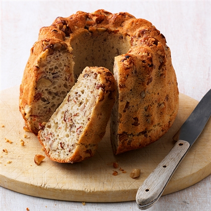 Speckgugelhupf mit Haselnüssen