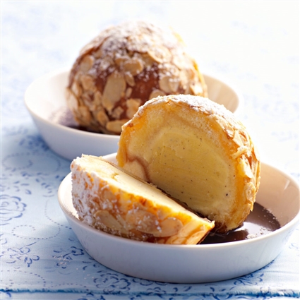 Gebackenes Vanilleeis mit Röstmandeln