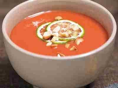 Tomaten-Kokos-Suppe mit Erdnüssen