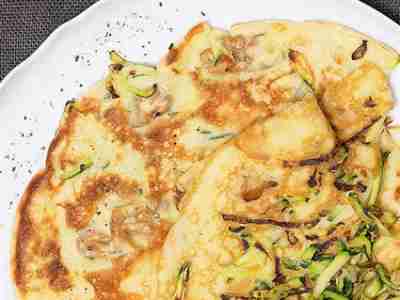 Zucchini-Walnuss-Pfannkuchen