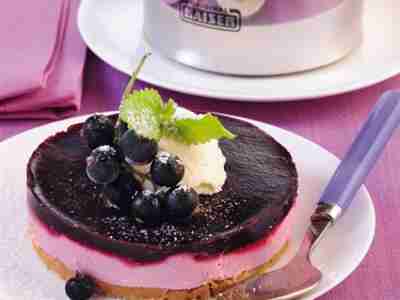 Cassis-Törtchen mit Mandelkeksen