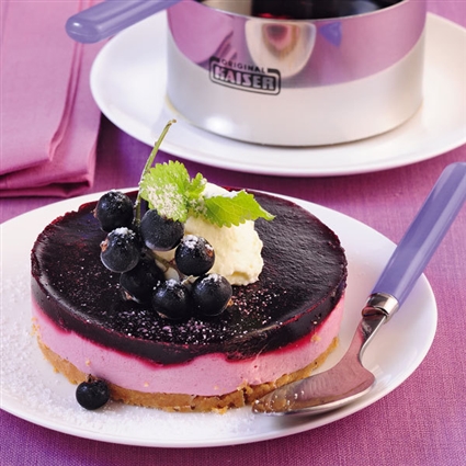 Cassis-Törtchen mit Mandelkeksen