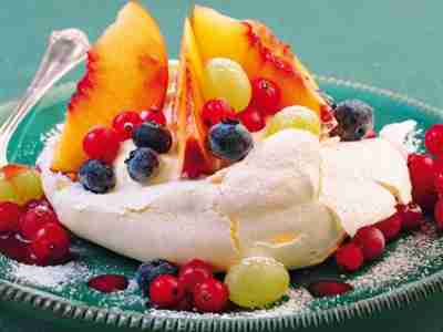 Mini-Pavlovas mit bunten Früchten