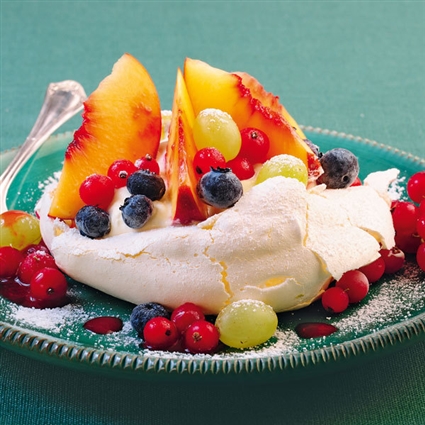 Mini-Pavlovas mit bunten Früchten