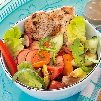 Salatteller mit Zitronenschnitzelchen