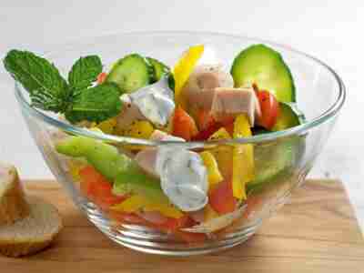 Paprika-Gurken-Salat mit Putenbrust