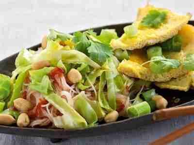 Reisnudelsalat mit Spitzkohl und Omelett