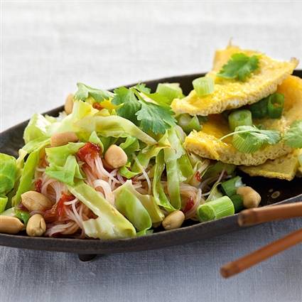 Reisnudelsalat mit Spitzkohl und Omelett