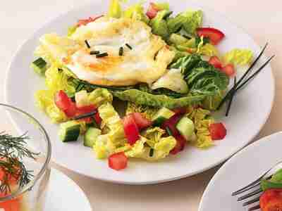 Verstecktes Ei im Salatblatt