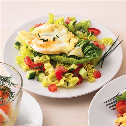 Verstecktes Ei im Salatblatt