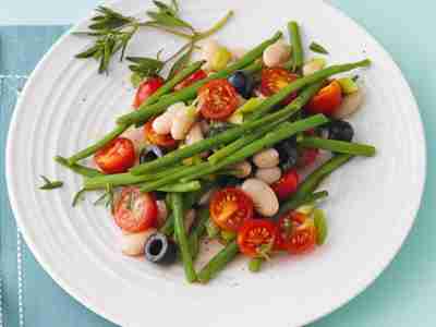 Bohnensalat weiß-grün mit Tomaten und Oliven