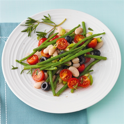 Bohnensalat weiß-grün mit Tomaten und Oliven