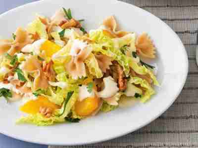 Nudelsalat mit Chinakohl und Orange