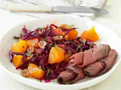 Rotkohl-Kaki-Salat mit Roastbeef