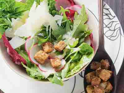 Salat mit Knoblauch-Croûtons