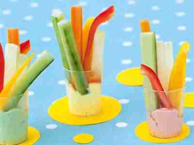 Bunte Sticks mit Dreierlei Dips