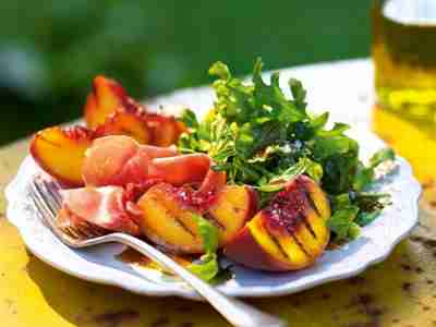 Salat mit Grillpfirsich und Schinken