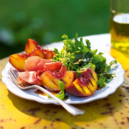 Salat mit Grillpfirsich und Schinken