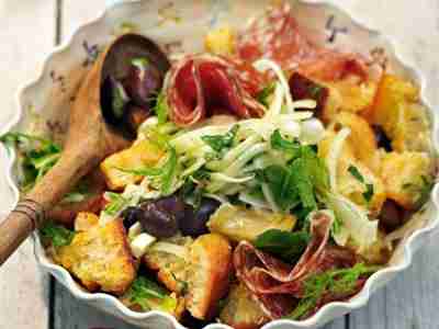 Brotsalat mit Fenchel und Salami