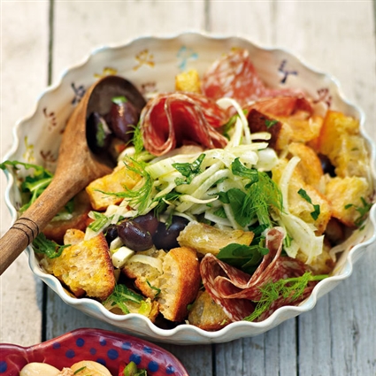 Brotsalat mit Fenchel und Salami