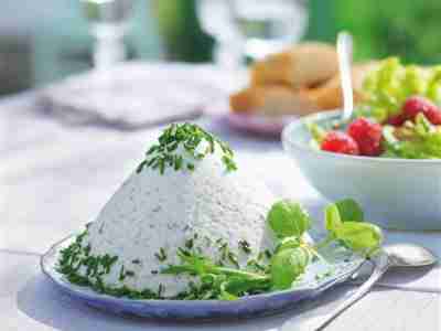 Leichte Kräutermousse mit Himbeersalat