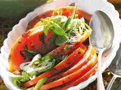 Tomatensalat mit Frühlingszwiebeln