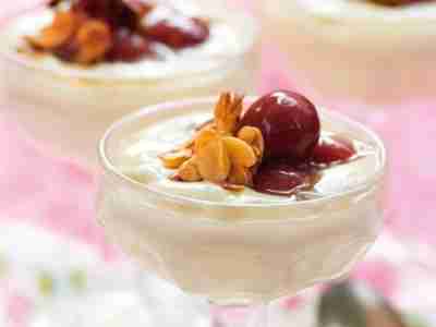 Buttermilchkaltschale mit Stachelbeerkompott