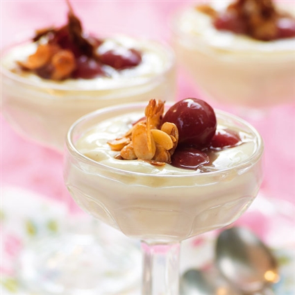 Buttermilchkaltschale mit Stachelbeerkompott