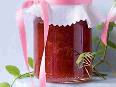 Erdbeerkonfitüre mit Akazienblüten