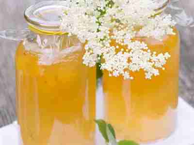 Zitronengelee mit Holunderblüten