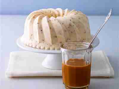 Eisgugelhupf mit Karamellnüssen