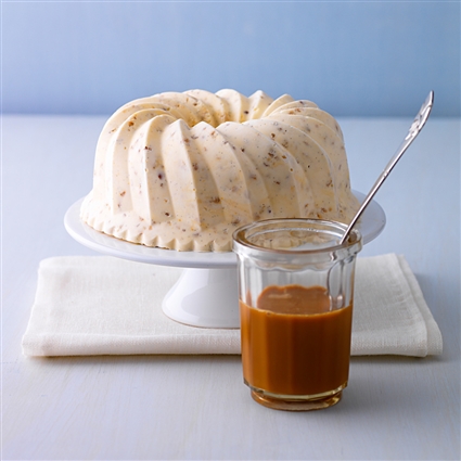 Eisgugelhupf mit Karamellnüssen