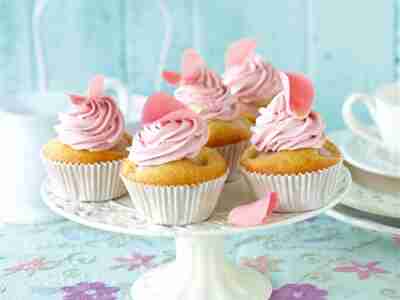 Rosen-Litschi-Cupcakes