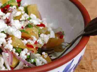 Scharfer Ananas-Salat mit Feta