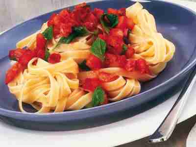 Tagliatelle mit Tomaten-Speck-Sauce