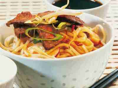 Asia-Nudelsalat mit Rinderstreifen